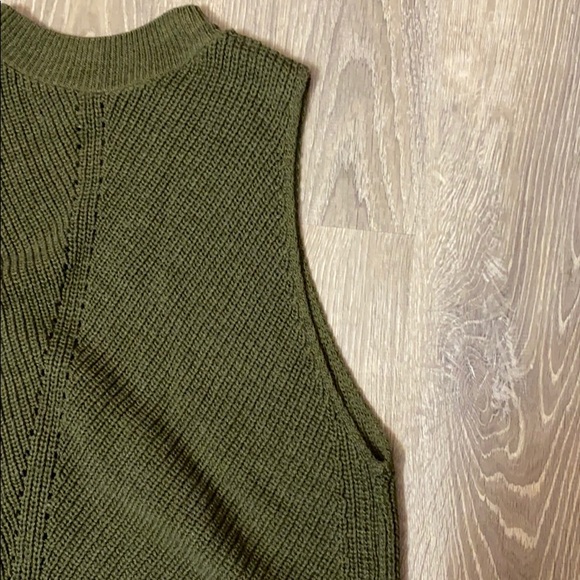 Green Sleeveless Blouse - Picture 3 of 5